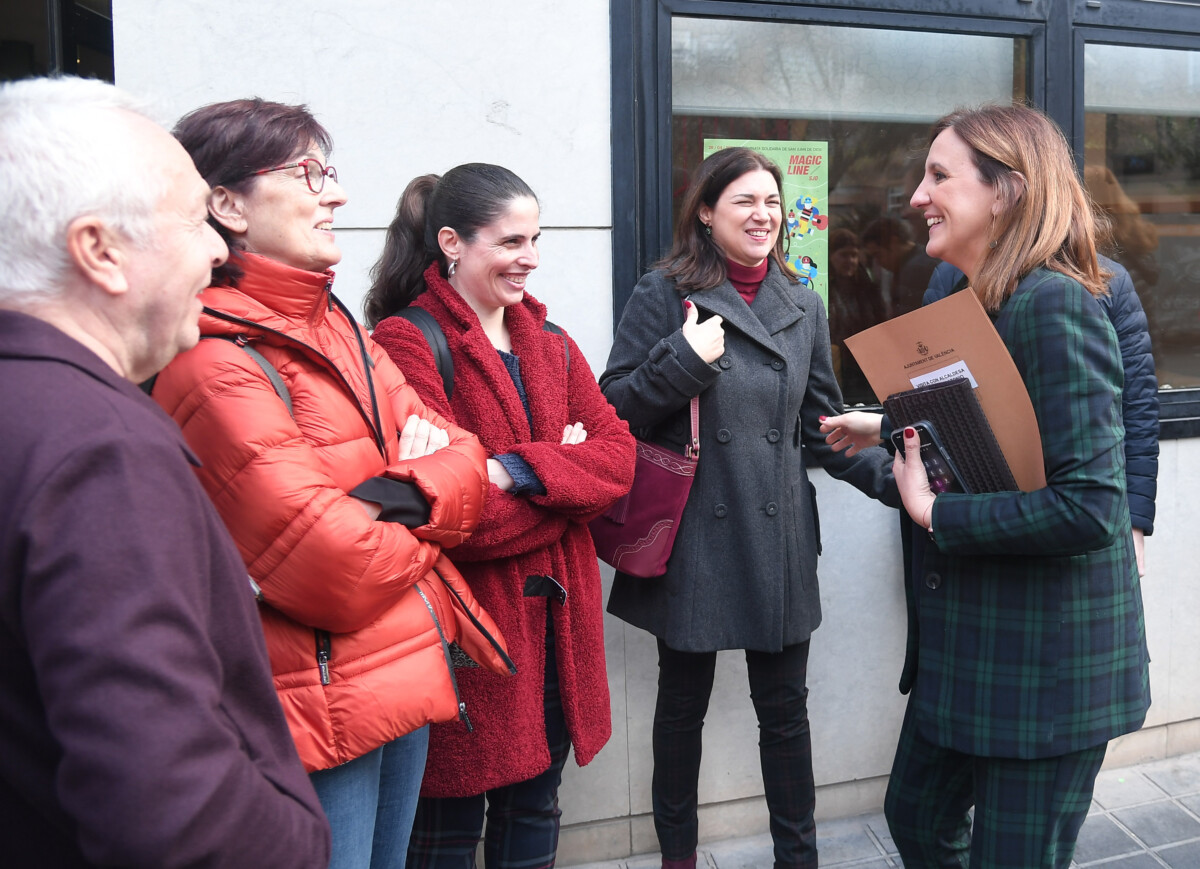 María José Catalá visita el barrio de Sant Antoni.